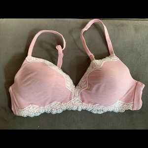 Pretty GAP body bra. Pink/cream. 36A. EUC.